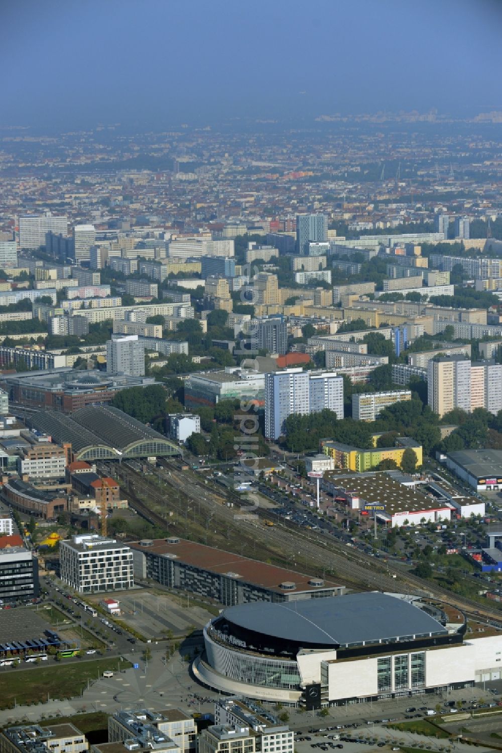 Berlin aus der Vogelperspektive: Mercedes-Benz-Arena am Ufer des Flusses Spree im Ortsteil Friedrichshain in Berlin