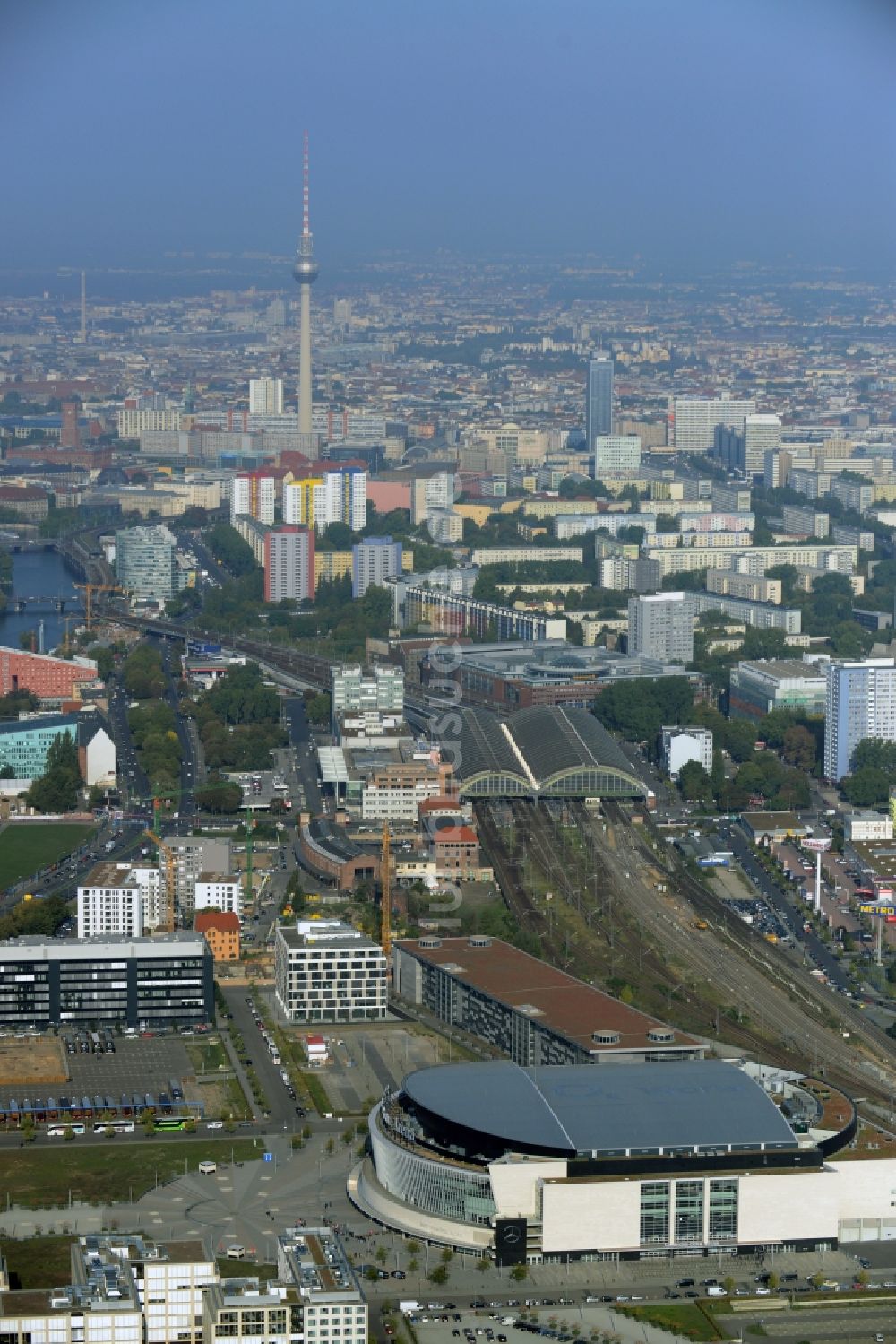 Luftbild Berlin - Mercedes-Benz-Arena am Ufer des Flusses Spree im Ortsteil Friedrichshain in Berlin