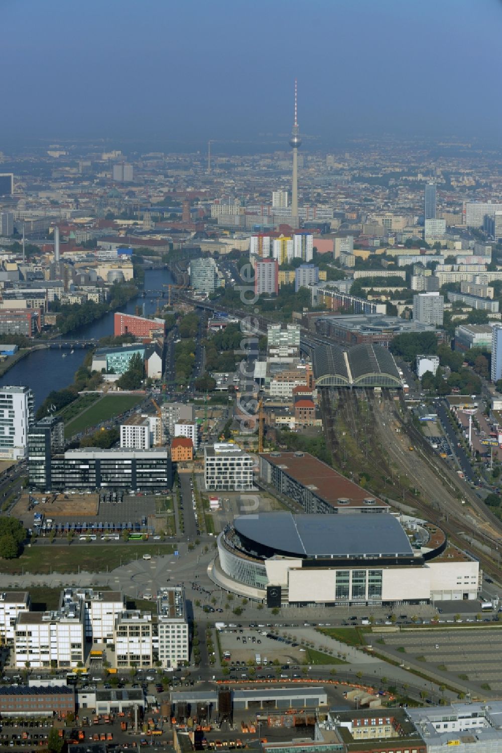 Luftaufnahme Berlin - Mercedes-Benz-Arena am Ufer des Flusses Spree im Ortsteil Friedrichshain in Berlin