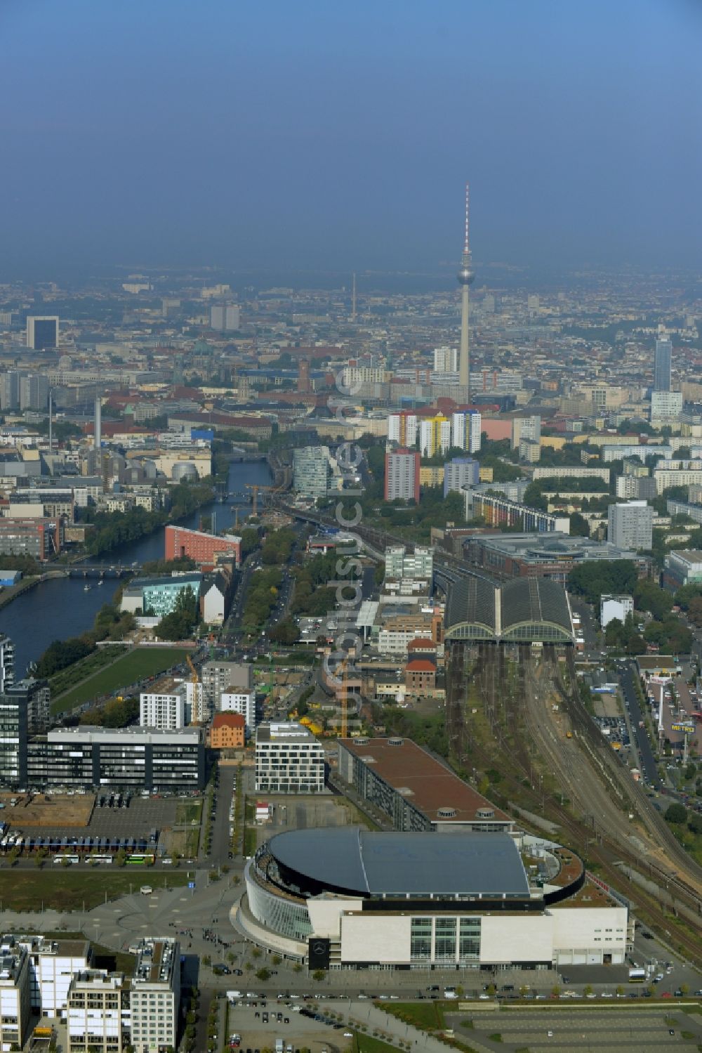 Berlin von oben - Mercedes-Benz-Arena am Ufer des Flusses Spree im Ortsteil Friedrichshain in Berlin