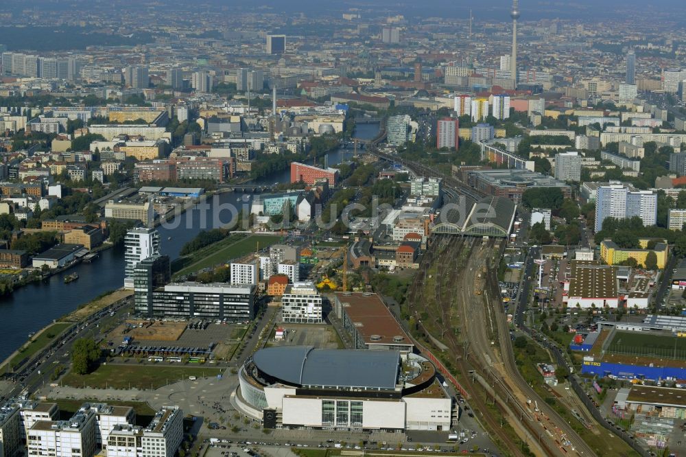 Berlin aus der Vogelperspektive: Mercedes-Benz-Arena am Ufer des Flusses Spree im Ortsteil Friedrichshain in Berlin