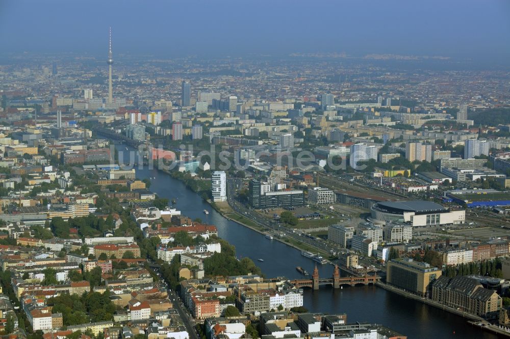 Luftbild Berlin - Mercedes-Benz-Arena am Ufer des Flusses Spree im Ortsteil Friedrichshain in Berlin