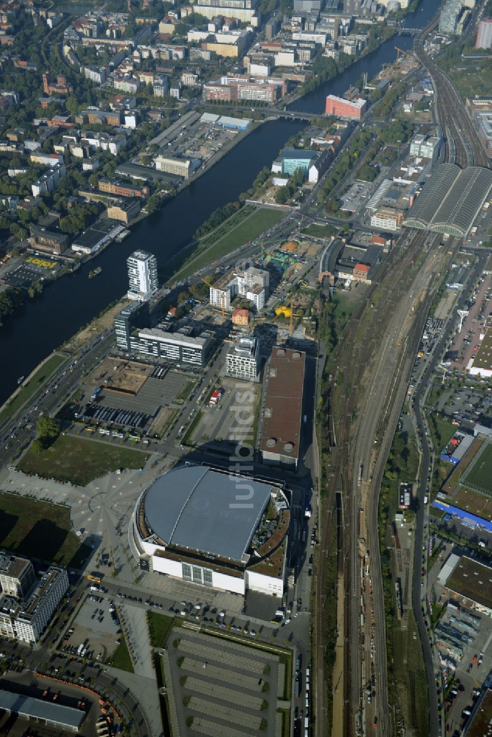 Berlin aus der Vogelperspektive: Mercedes-Benz-Arena am Ufer des Flusses Spree im Ortsteil Friedrichshain in Berlin