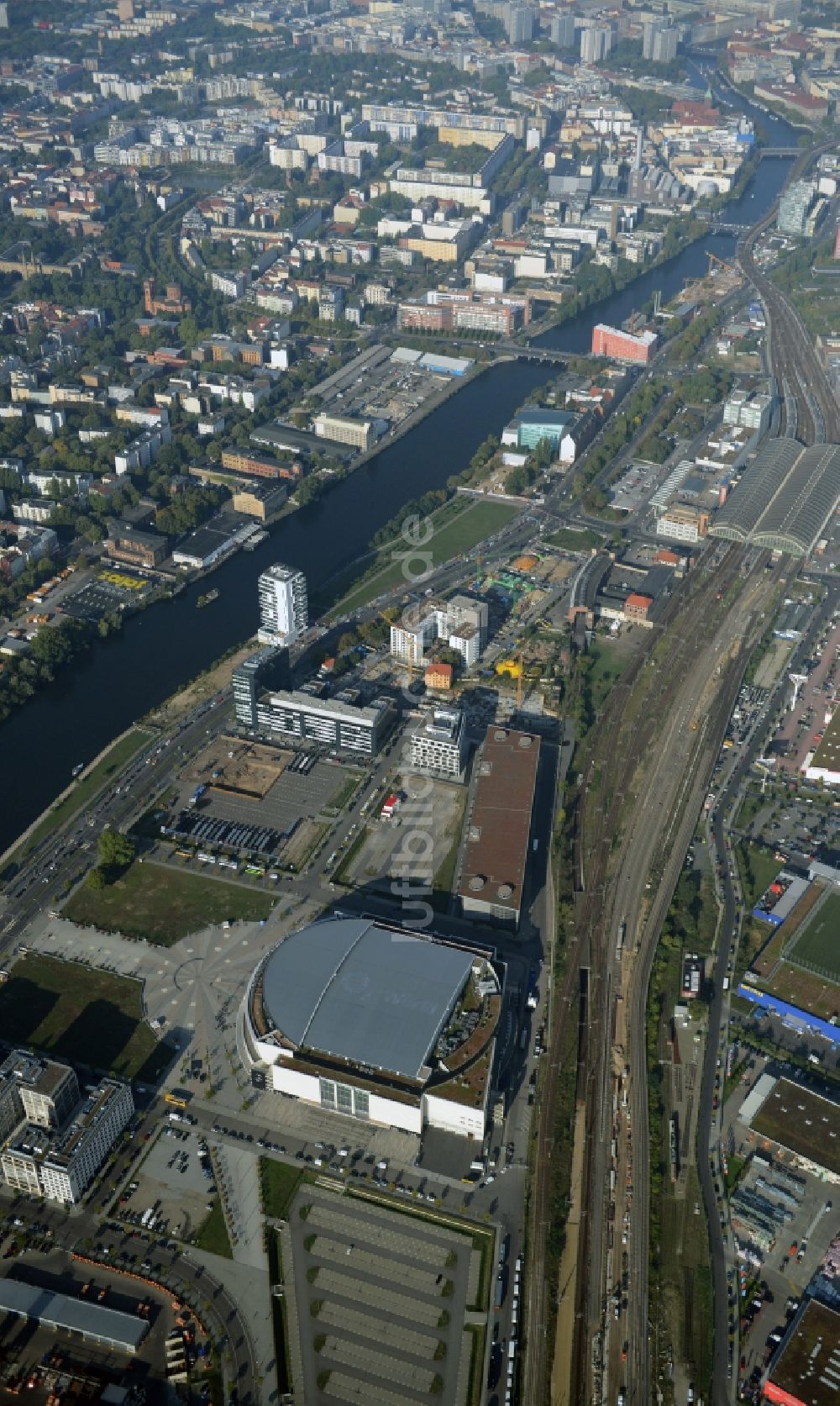 Luftbild Berlin - Mercedes-Benz-Arena am Ufer des Flusses Spree im Ortsteil Friedrichshain in Berlin