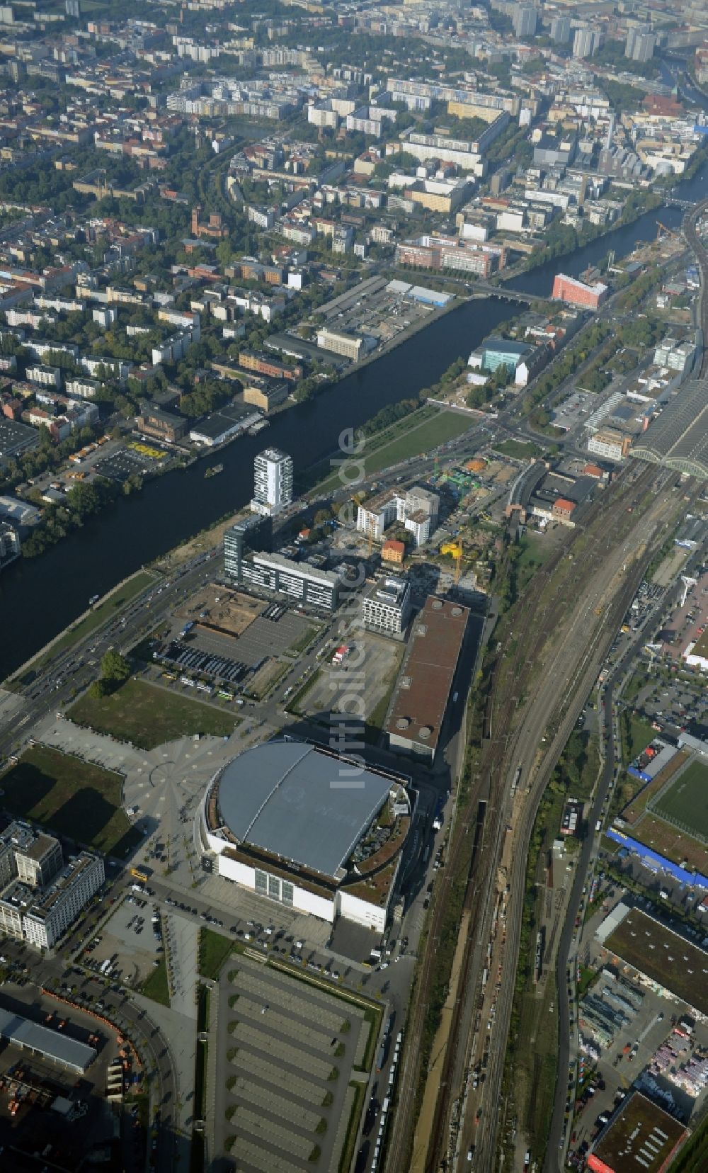 Luftaufnahme Berlin - Mercedes-Benz-Arena am Ufer des Flusses Spree im Ortsteil Friedrichshain in Berlin