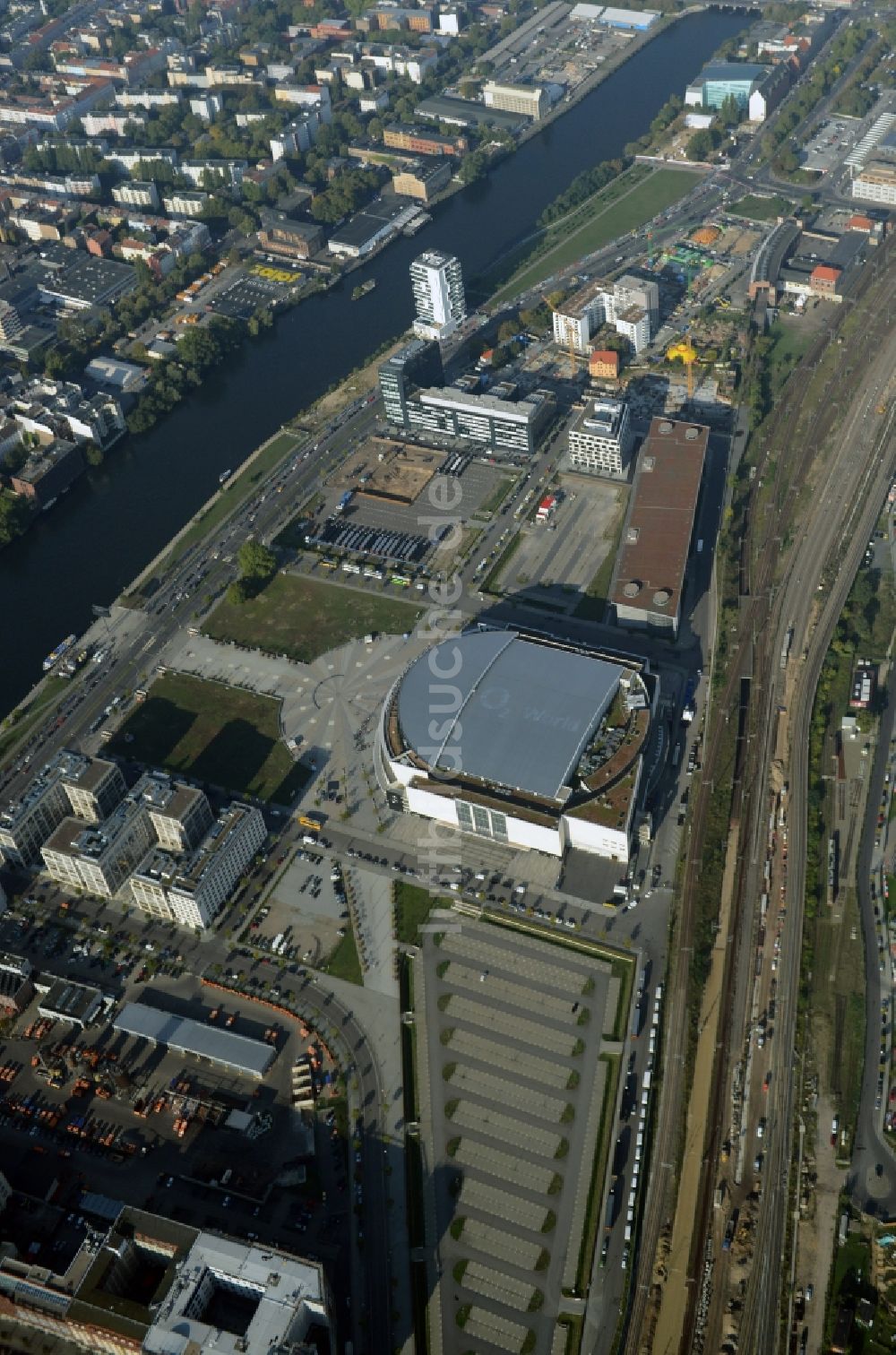 Berlin von oben - Mercedes-Benz-Arena am Ufer des Flusses Spree im Ortsteil Friedrichshain in Berlin