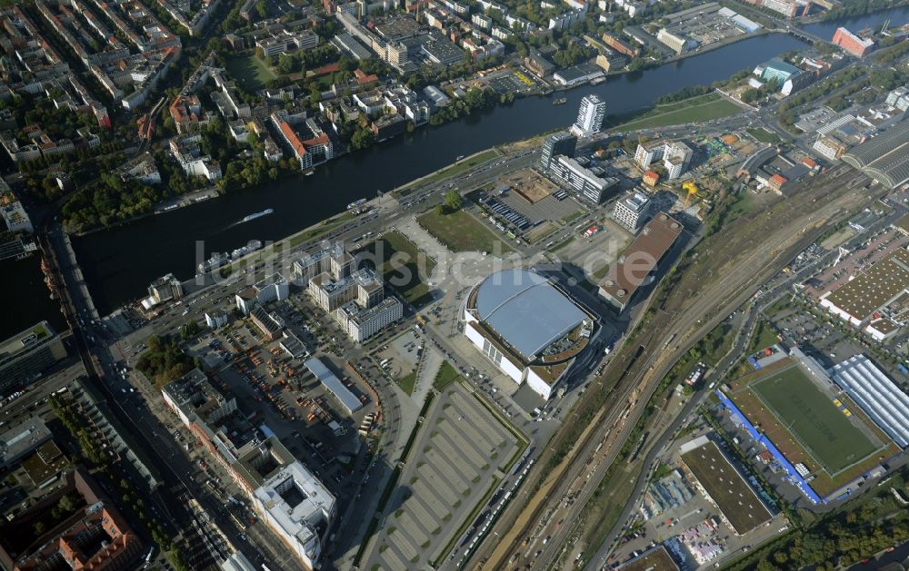 Berlin aus der Vogelperspektive: Mercedes-Benz-Arena am Ufer des Flusses Spree im Ortsteil Friedrichshain in Berlin