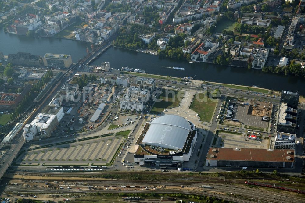 Luftaufnahme Berlin - Mercedes-Benz-Arena am Ufer des Flusses Spree im Ortsteil Friedrichshain in Berlin