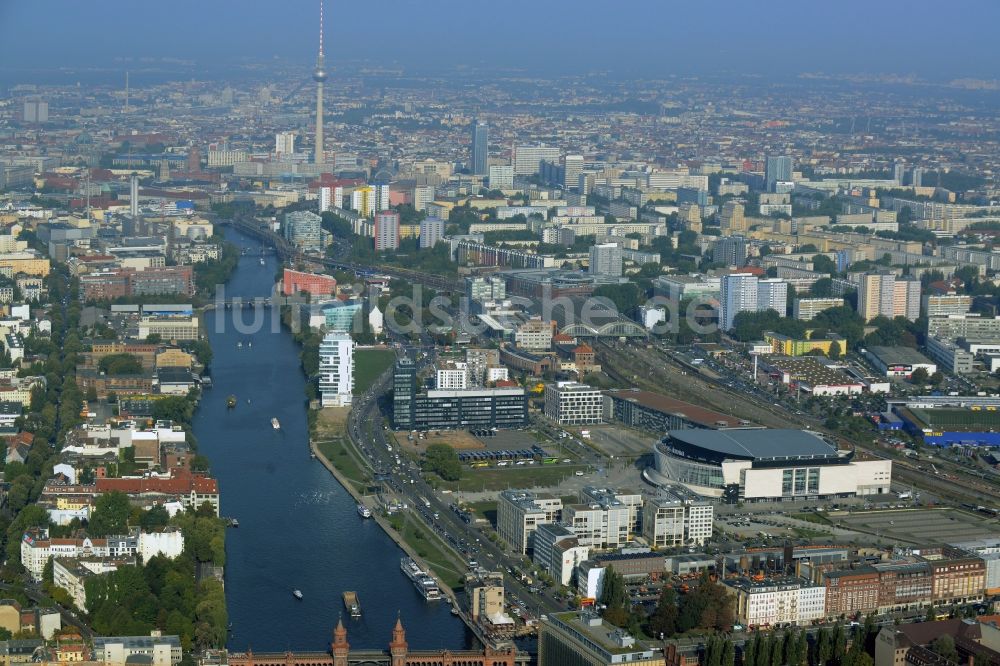 Berlin aus der Vogelperspektive: Mercedes-Benz-Arena am Ufer des Flusses Spree im Ortsteil Friedrichshain in Berlin