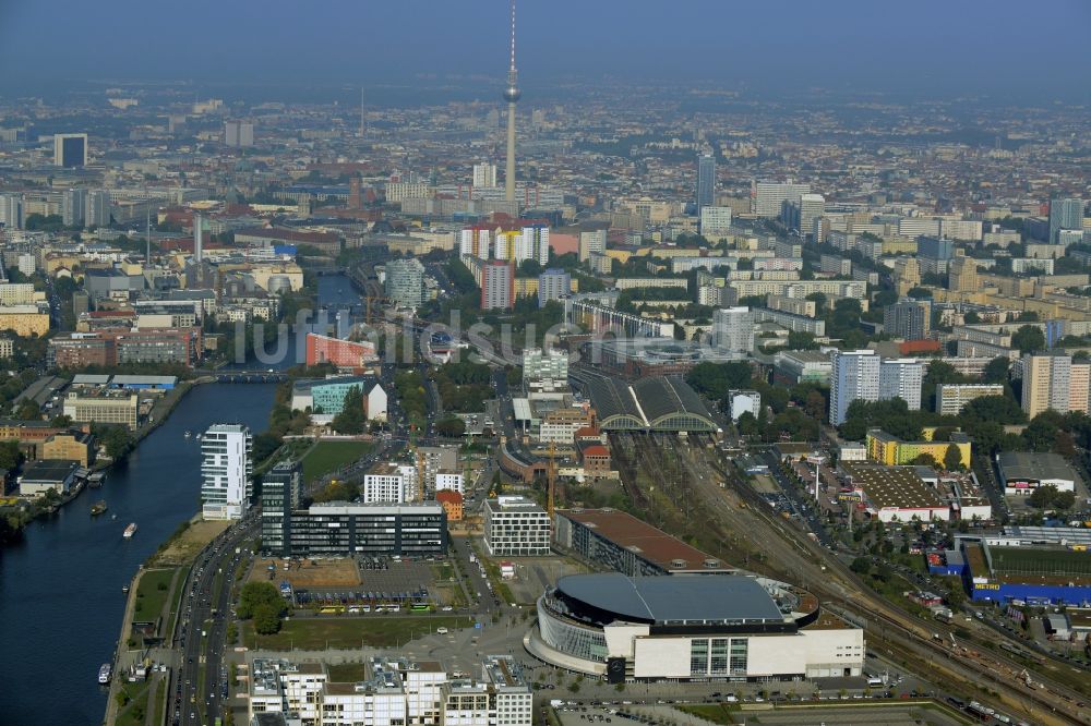 Luftbild Berlin - Mercedes-Benz-Arena am Ufer des Flusses Spree im Ortsteil Friedrichshain in Berlin