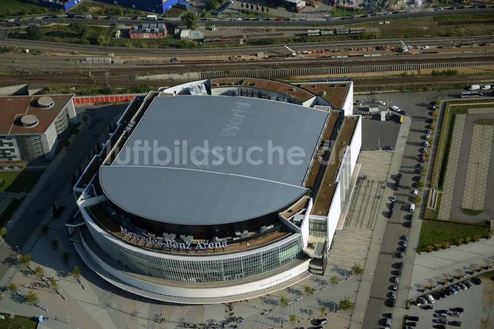 Luftaufnahme Berlin - Mercedes-Benz-Arena am Ufer des Flusses Spree im Ortsteil Friedrichshain in Berlin