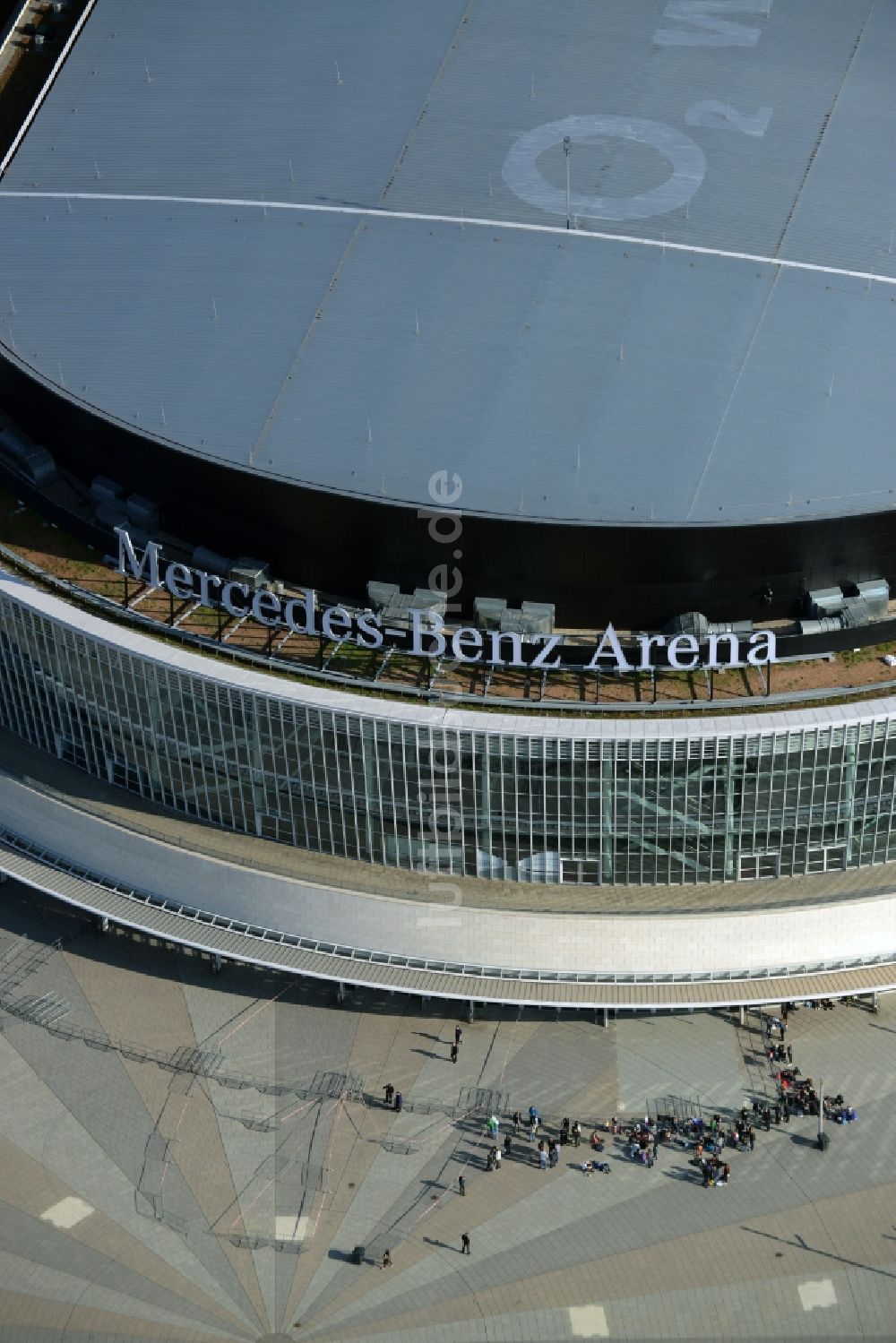 Berlin von oben - Mercedes-Benz-Arena am Ufer des Flusses Spree im Ortsteil Friedrichshain in Berlin