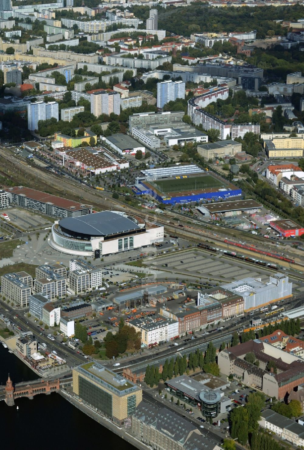 Luftbild Berlin - Mercedes-Benz-Arena am Ufer des Flusses Spree im Ortsteil Friedrichshain in Berlin