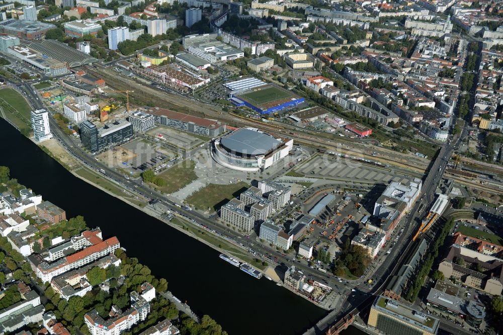 Luftaufnahme Berlin - Mercedes-Benz-Arena am Ufer des Flusses Spree im Ortsteil Friedrichshain in Berlin