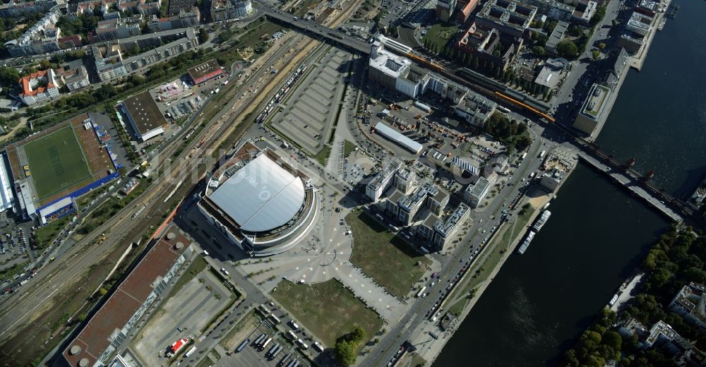 Luftbild Berlin - Mercedes-Benz-Arena am Ufer des Flusses Spree im Ortsteil Friedrichshain in Berlin