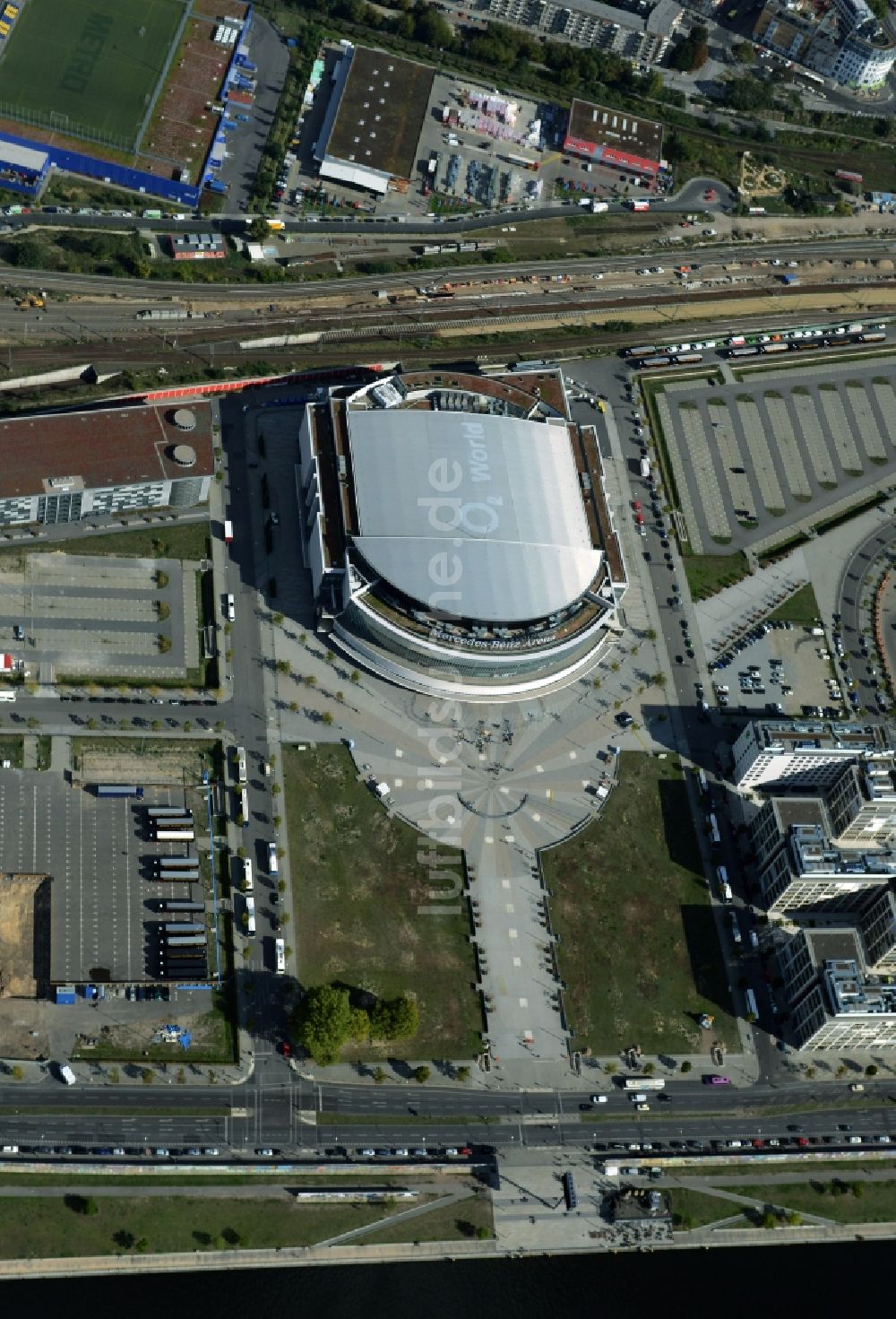 Luftaufnahme Berlin - Mercedes-Benz-Arena am Ufer des Flusses Spree im Ortsteil Friedrichshain in Berlin