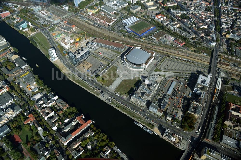 Berlin aus der Vogelperspektive: Mercedes-Benz-Arena am Ufer des Flusses Spree im Ortsteil Friedrichshain in Berlin