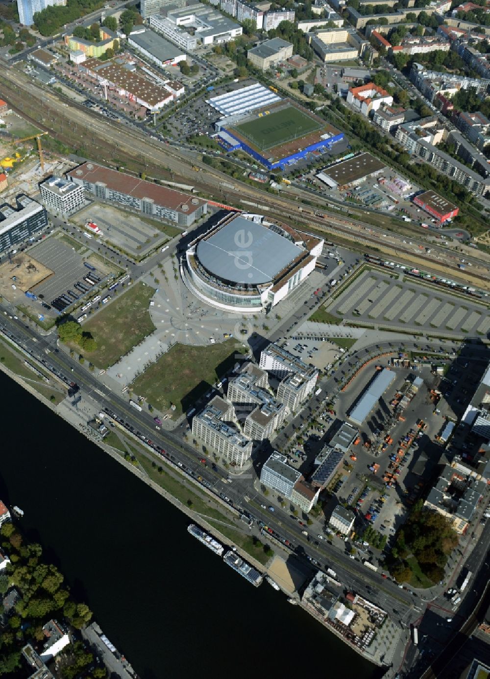 Luftbild Berlin - Mercedes-Benz-Arena am Ufer des Flusses Spree im Ortsteil Friedrichshain in Berlin