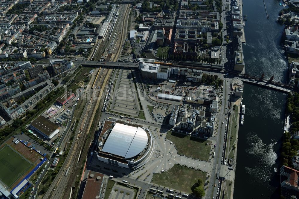 Luftaufnahme Berlin - Mercedes-Benz-Arena am Ufer des Flusses Spree im Ortsteil Friedrichshain in Berlin