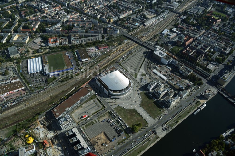 Berlin aus der Vogelperspektive: Mercedes-Benz-Arena am Ufer des Flusses Spree im Ortsteil Friedrichshain in Berlin