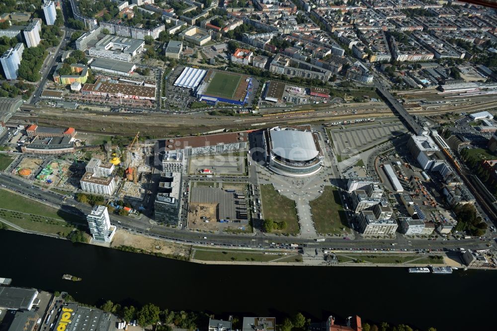 Luftbild Berlin - Mercedes-Benz-Arena am Ufer des Flusses Spree im Ortsteil Friedrichshain in Berlin