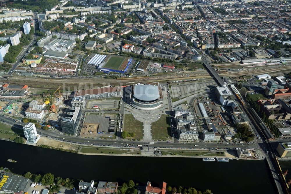 Luftaufnahme Berlin - Mercedes-Benz-Arena am Ufer des Flusses Spree im Ortsteil Friedrichshain in Berlin