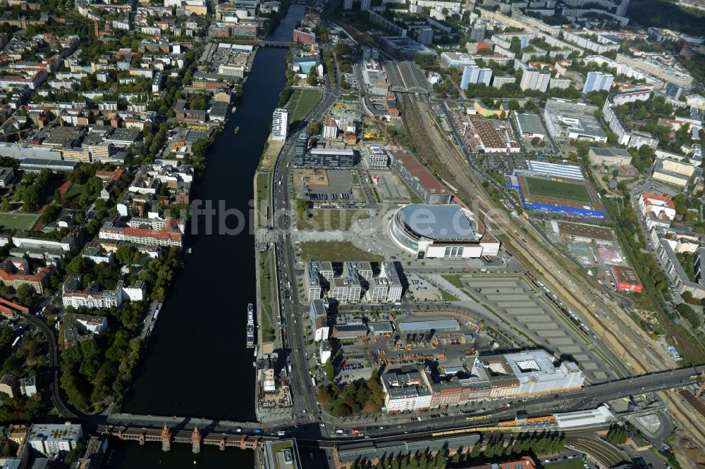 Luftbild Berlin - Mercedes-Benz-Arena am Ufer des Flusses Spree im Ortsteil Friedrichshain in Berlin