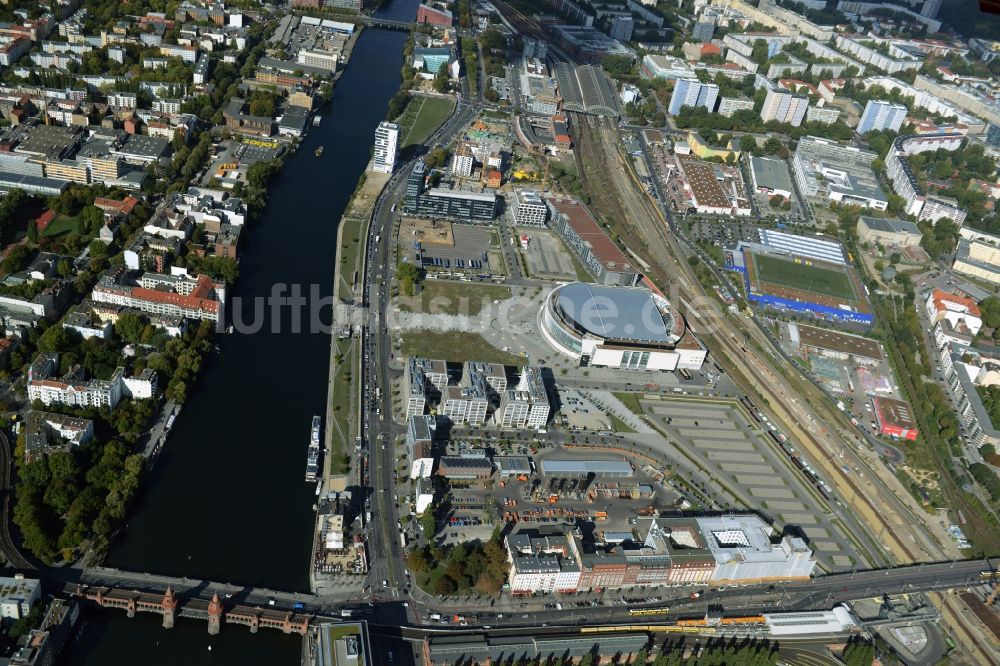 Luftaufnahme Berlin - Mercedes-Benz-Arena am Ufer des Flusses Spree im Ortsteil Friedrichshain in Berlin