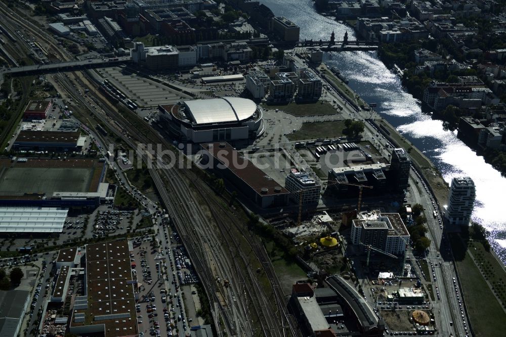 Luftbild Berlin - Mercedes-Benz-Arena am Ufer des Flusses Spree im Ortsteil Friedrichshain in Berlin