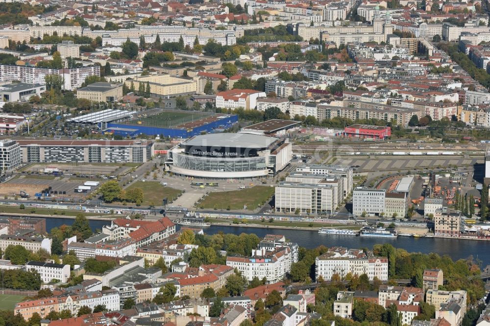 Berlin aus der Vogelperspektive: Mercedes-Benz-Arena am Ufer des Flusses Spree im Ortsteil Friedrichshain in Berlin