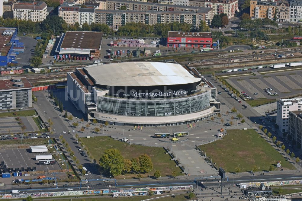 Luftbild Berlin - Mercedes-Benz-Arena am Ufer des Flusses Spree im Ortsteil Friedrichshain in Berlin