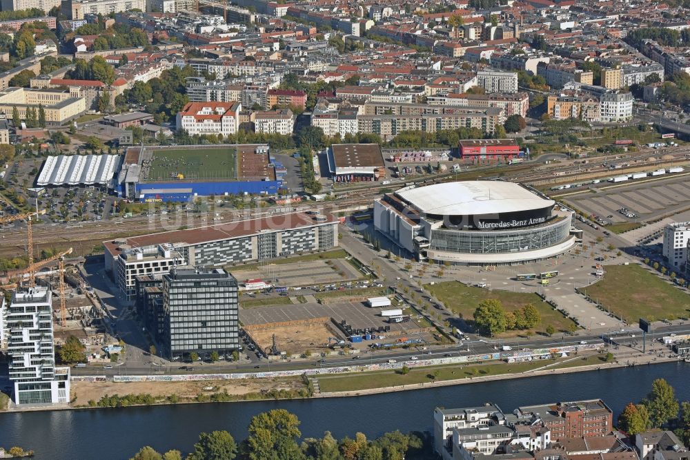 Luftaufnahme Berlin - Mercedes-Benz-Arena am Ufer des Flusses Spree im Ortsteil Friedrichshain in Berlin