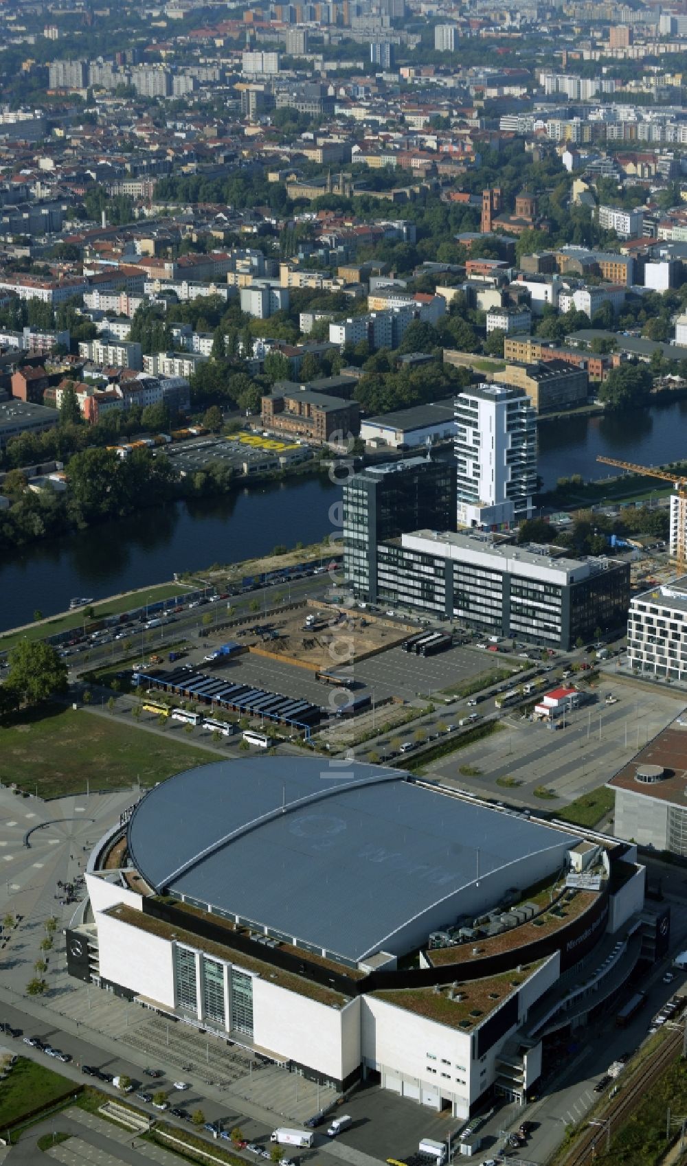 Berlin aus der Vogelperspektive: Mercedes-Benz-Arena am Ufer des Flusses Spree im Ortsteil Friedrichshain in Berlin