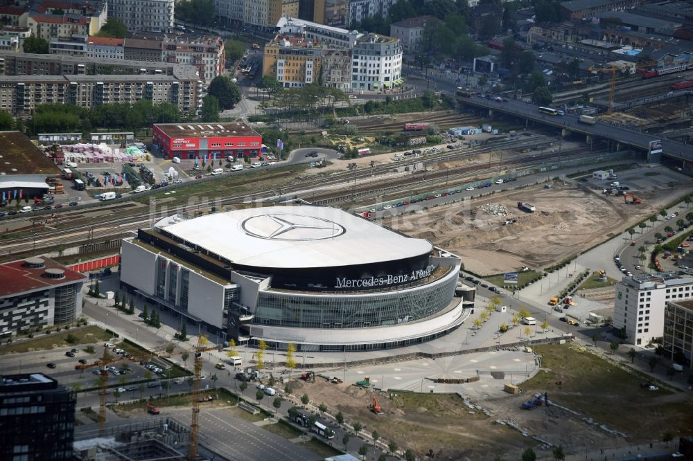 Berlin von oben - Mercedes-Benz-Arena am Ufer des Flusses Spree im Ortsteil Friedrichshain in Berlin