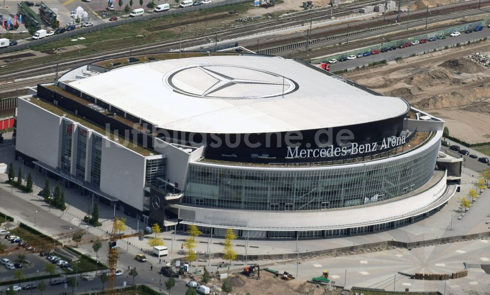 Berlin aus der Vogelperspektive: Mercedes-Benz-Arena am Ufer des Flusses Spree im Ortsteil Friedrichshain in Berlin