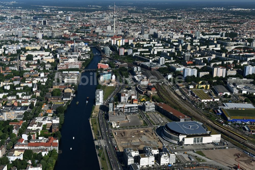 Luftaufnahme Berlin - Mercedes-Benz-Arena am Ufer des Flusses Spree im Ortsteil Friedrichshain in Berlin