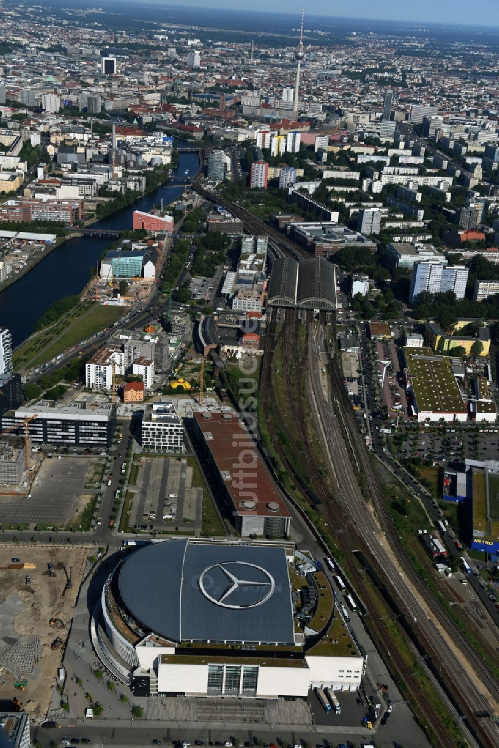 Berlin aus der Vogelperspektive: Mercedes-Benz-Arena am Ufer des Flusses Spree im Ortsteil Friedrichshain in Berlin