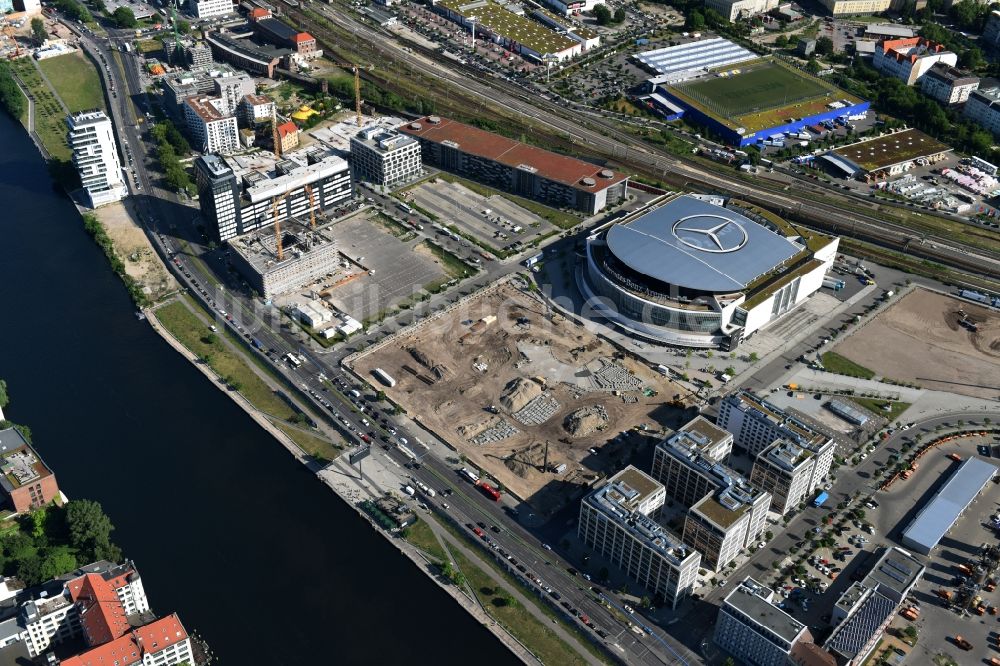 Luftaufnahme Berlin - Mercedes-Benz-Arena am Ufer des Flusses Spree im Ortsteil Friedrichshain in Berlin