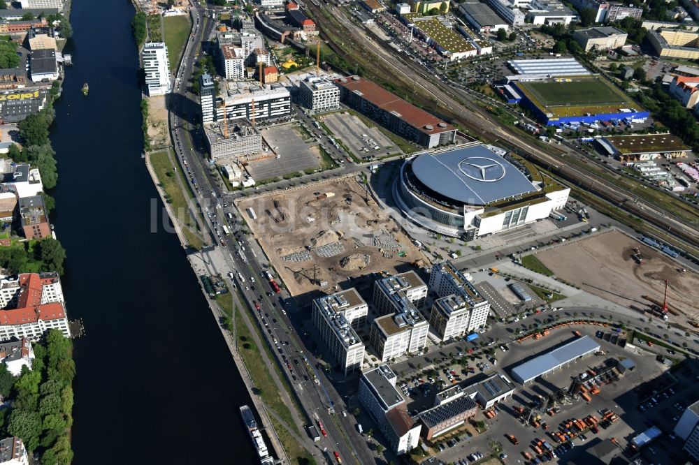 Berlin von oben - Mercedes-Benz-Arena am Ufer des Flusses Spree im Ortsteil Friedrichshain in Berlin