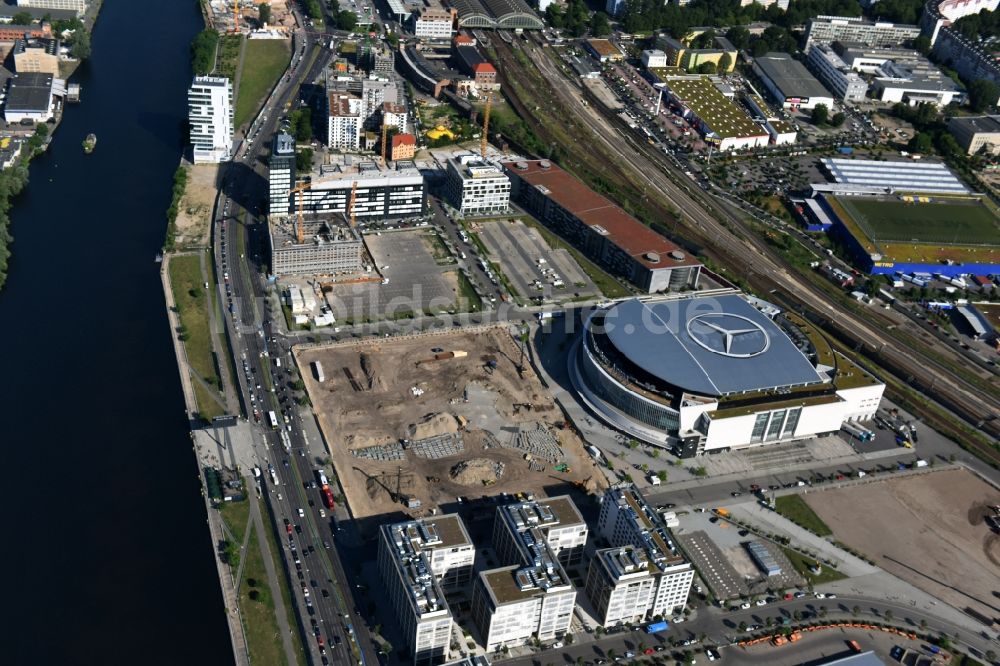 Berlin aus der Vogelperspektive: Mercedes-Benz-Arena am Ufer des Flusses Spree im Ortsteil Friedrichshain in Berlin