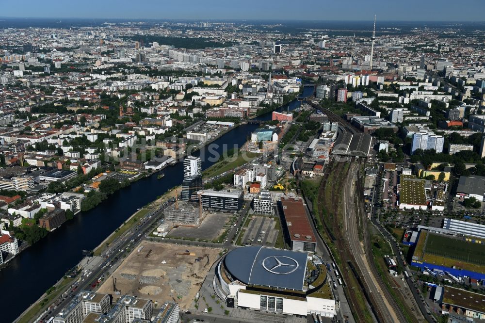 Berlin von oben - Mercedes-Benz-Arena am Ufer des Flusses Spree im Ortsteil Friedrichshain in Berlin