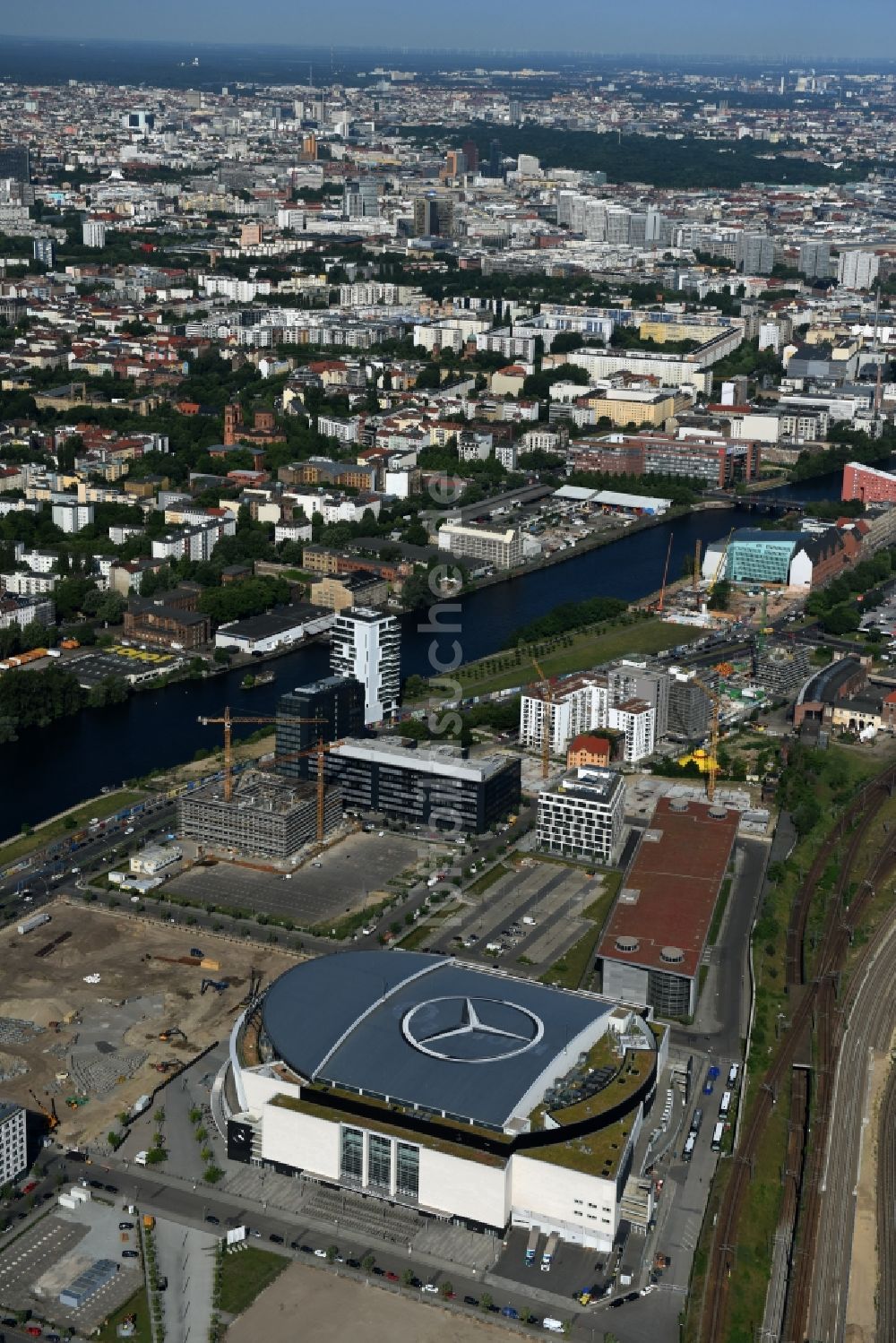 Berlin aus der Vogelperspektive: Mercedes-Benz-Arena am Ufer des Flusses Spree im Ortsteil Friedrichshain in Berlin