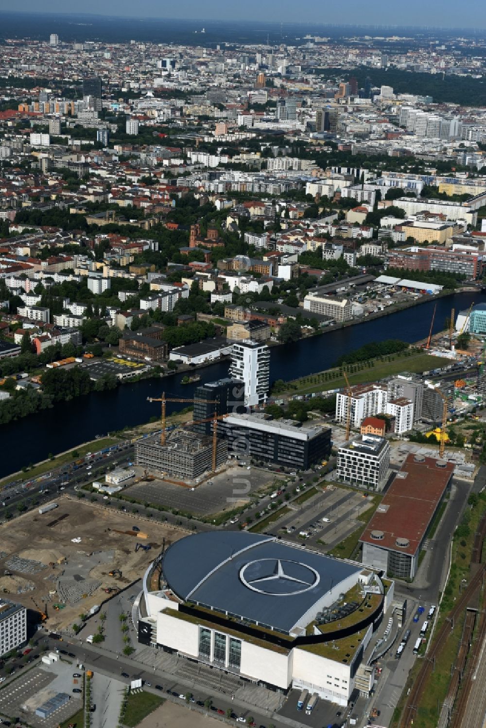 Luftbild Berlin - Mercedes-Benz-Arena am Ufer des Flusses Spree im Ortsteil Friedrichshain in Berlin