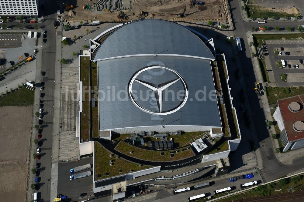 Luftbild Berlin - Mercedes-Benz-Arena am Ufer des Flusses Spree im Ortsteil Friedrichshain in Berlin