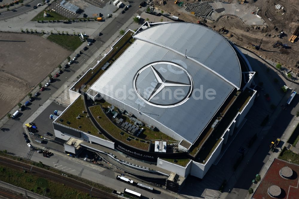 Luftaufnahme Berlin - Mercedes-Benz-Arena am Ufer des Flusses Spree im Ortsteil Friedrichshain in Berlin