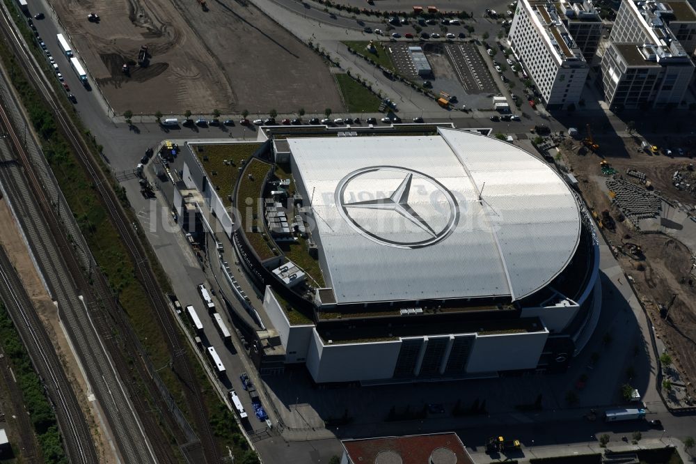 Berlin von oben - Mercedes-Benz-Arena am Ufer des Flusses Spree im Ortsteil Friedrichshain in Berlin