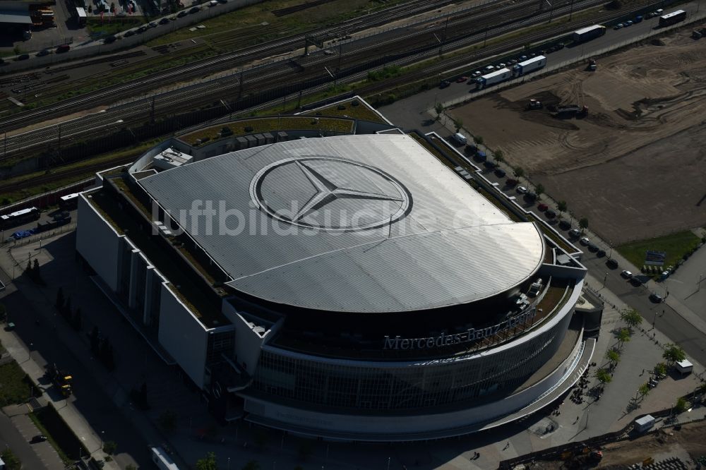 Berlin aus der Vogelperspektive: Mercedes-Benz-Arena am Ufer des Flusses Spree im Ortsteil Friedrichshain in Berlin