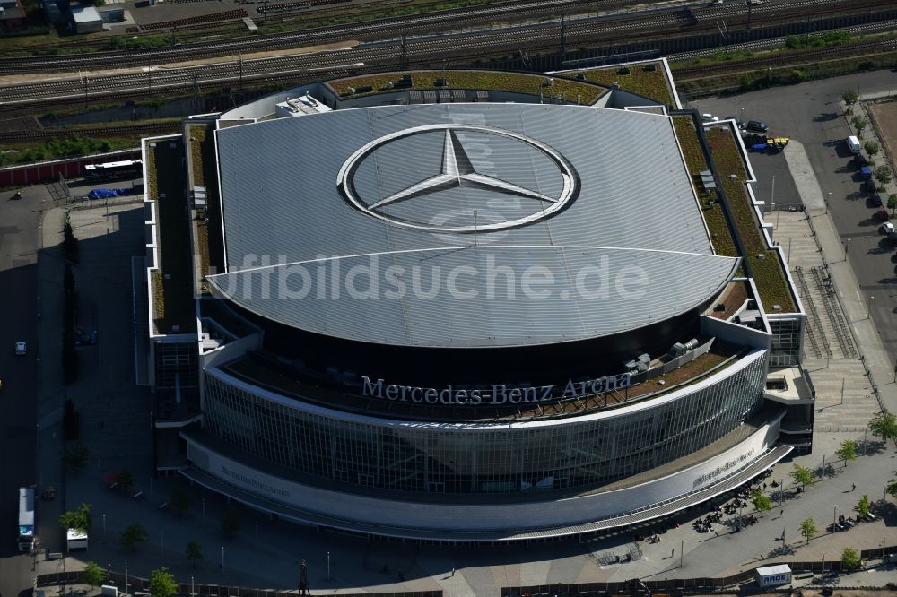 Luftbild Berlin - Mercedes-Benz-Arena am Ufer des Flusses Spree im Ortsteil Friedrichshain in Berlin