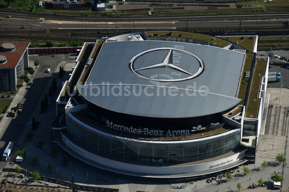 Luftaufnahme Berlin - Mercedes-Benz-Arena am Ufer des Flusses Spree im Ortsteil Friedrichshain in Berlin