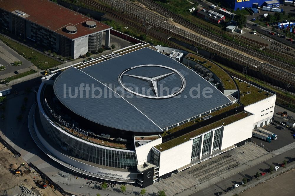 Berlin aus der Vogelperspektive: Mercedes-Benz-Arena am Ufer des Flusses Spree im Ortsteil Friedrichshain in Berlin